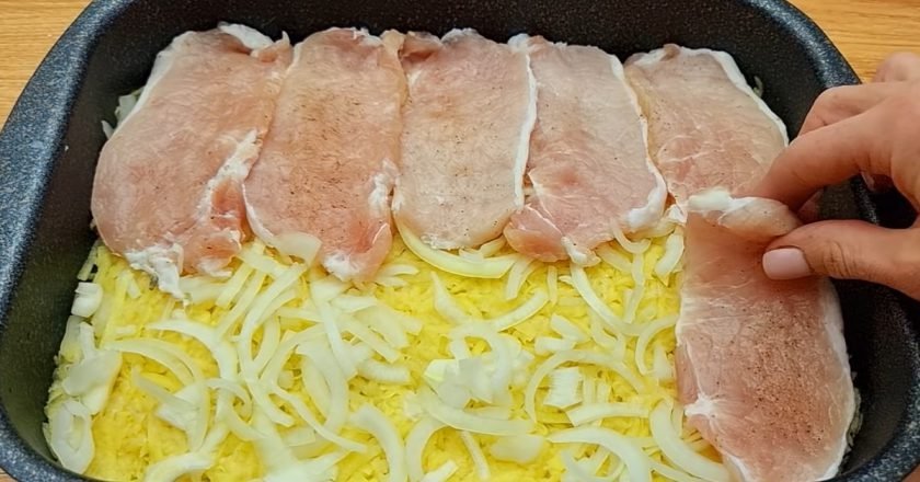 Ароматный и быстрый ужин: мясо с картофелем под сырной шапкой