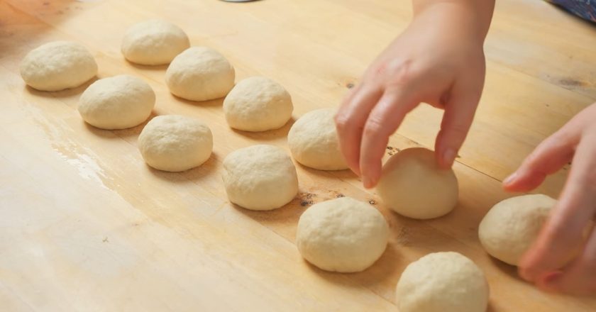 С нежной солоноватой начинкой: дрожжевые мини-пирожки в духовке